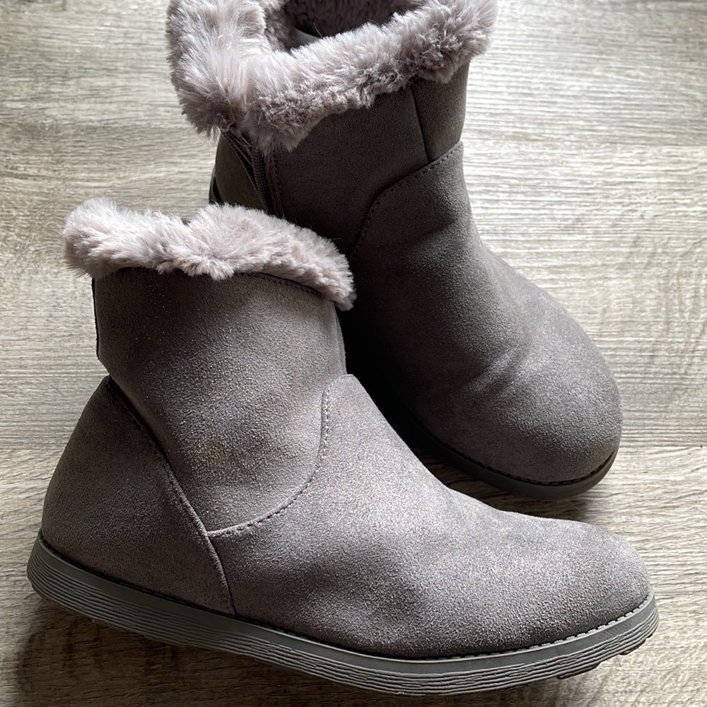 Girls size 5 grey boots, worn twice. Like new!